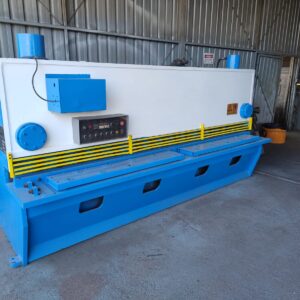 Guilhotina Hidráulica CN 3200 x 6 mm – Reformada - VENDIDO