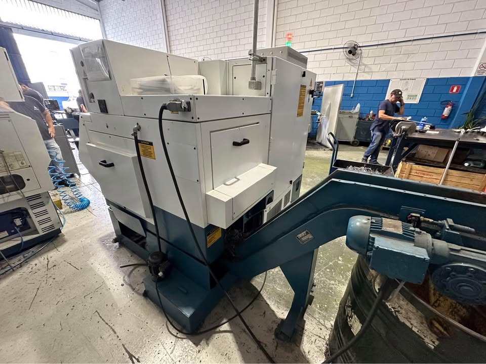 Torno CNC Romi Cosmos 10G Romi Cosmos 10G Siemens Torno CNC retrofitado Siemens Torno CNC com torre e Gang Máquinas operatrizes CNC Romi