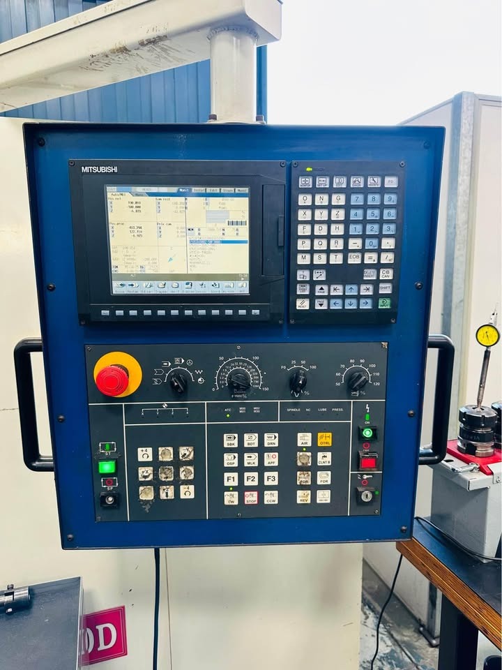 Centro de usinagem Veker 1000D Centro de usinagem CNC Veker Veker 1000D Mitsubishi M60S Centro de usinagem BT40 Máquinas operatrizes CNC usadas