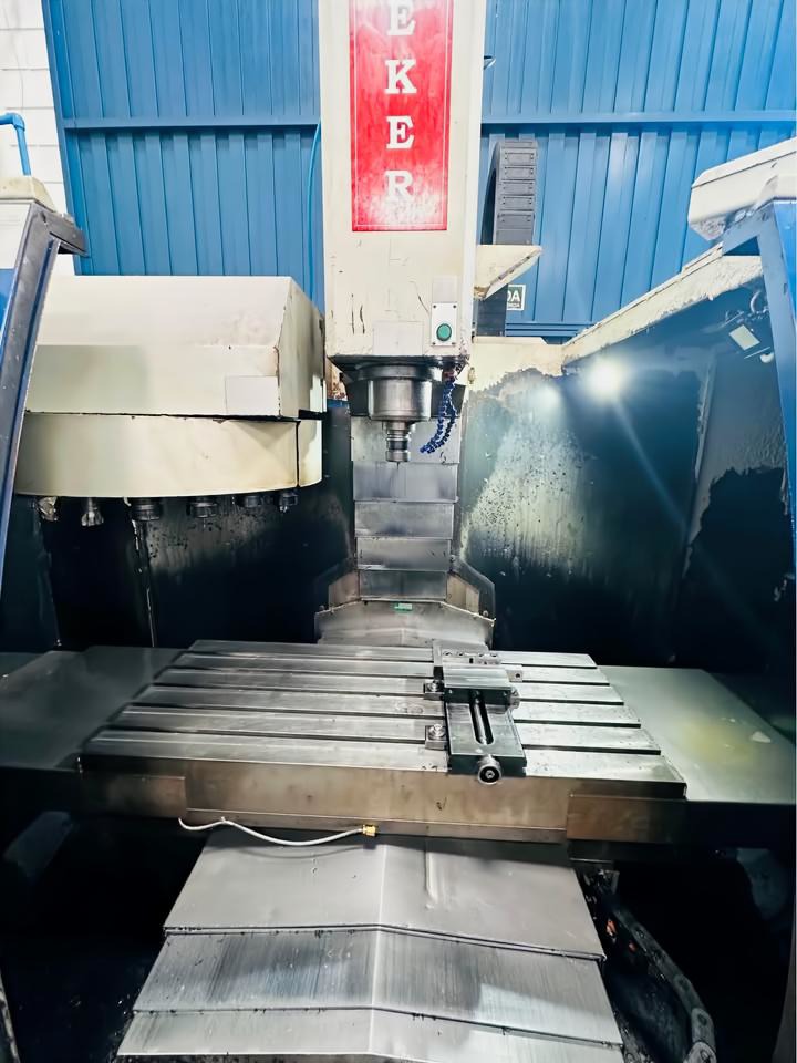Centro de usinagem Veker 1000D Centro de usinagem CNC Veker Veker 1000D Mitsubishi M60S Centro de usinagem BT40 Máquinas operatrizes CNC usadas