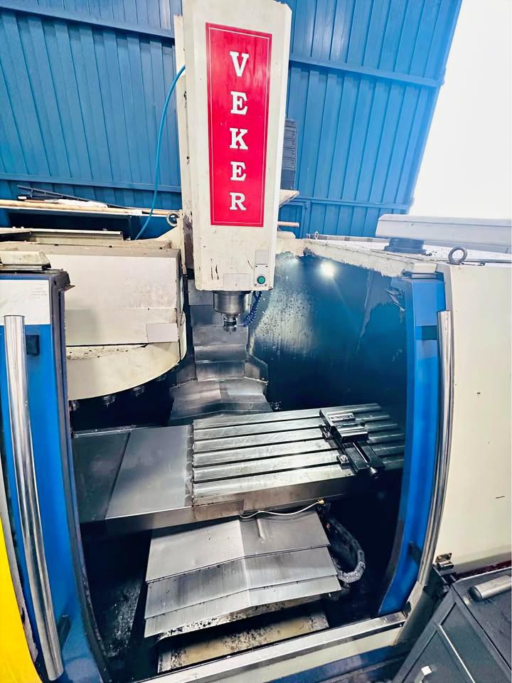 Centro de usinagem Veker 1000D Centro de usinagem CNC Veker Veker 1000D Mitsubishi M60S Centro de usinagem BT40 Máquinas operatrizes CNC usadas