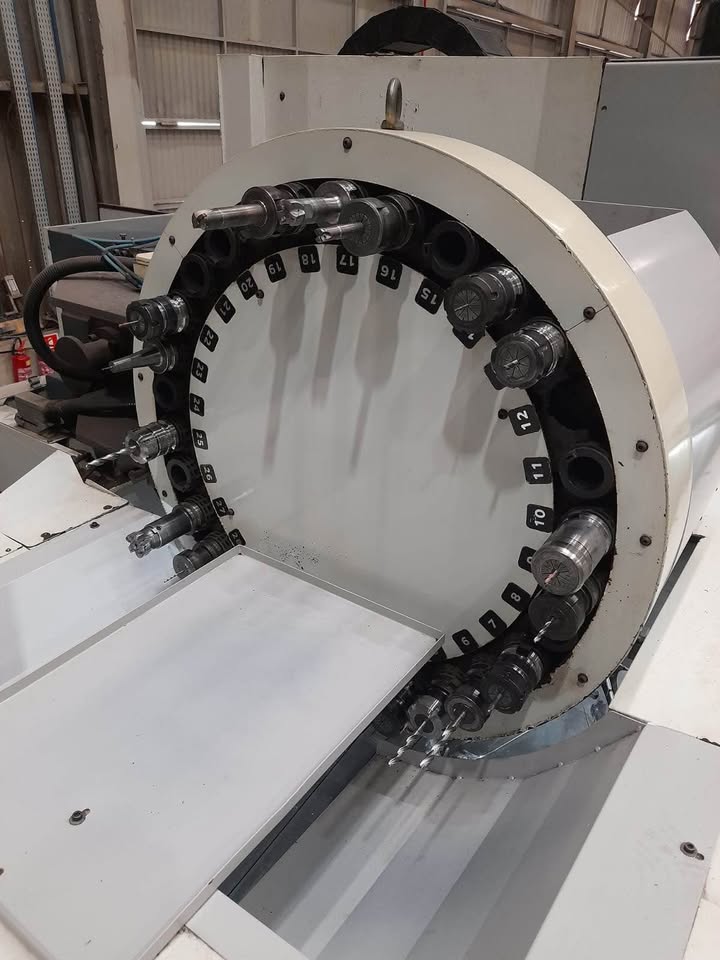 Centro de Usinagem Vertical Romi D 1500 Siemens Sinumerik 828D 10000 RPM Ano 2012 - Imagem 5