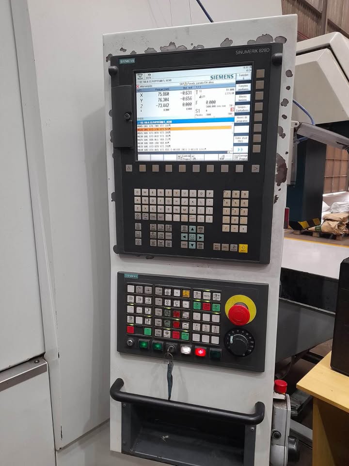 Centro de Usinagem Vertical Romi D 1500 Siemens Sinumerik 828D 10000 RPM Ano 2012 - Imagem 2