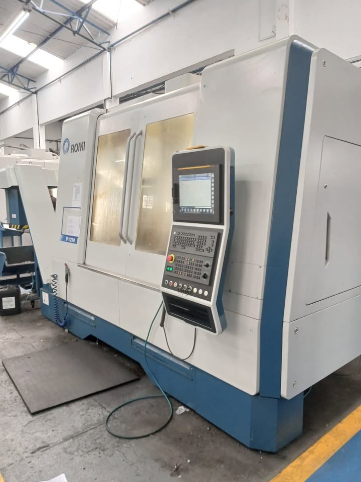 Centro de Usinagem Vertical Romi D1250 com 4º Eixo Fanuc 10000 RPM Ano 2023 - Imagem 3