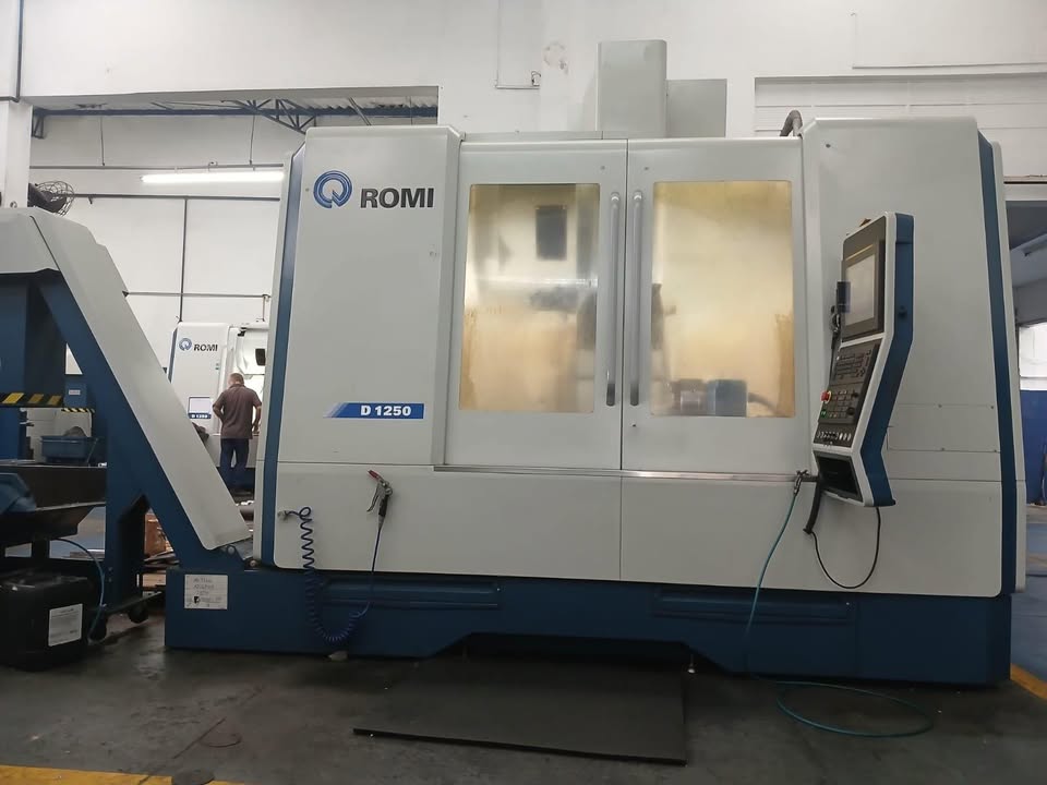 Centro de Usinagem Vertical Romi D1250 com 4º Eixo Fanuc 10000 RPM Ano 2023