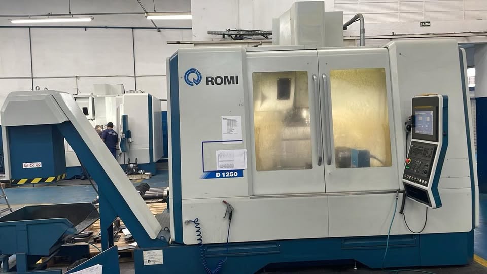 Centro de Usinagem Vertical Romi D1250 com 4º Eixo Fanuc 10000 RPM Ano 2023 - Imagem 4