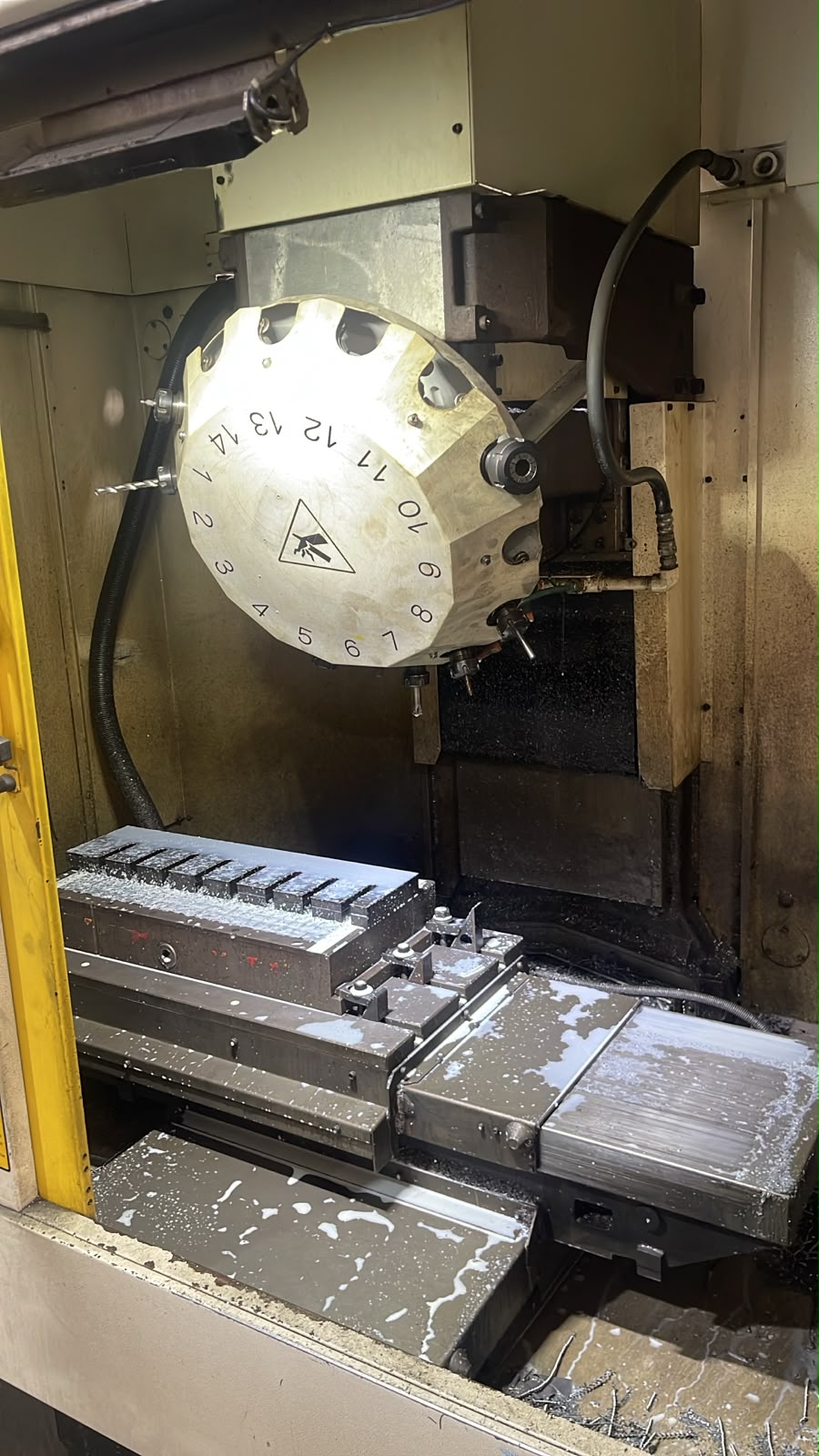 Centro de Usinagem Vertical FANUC Robodrill α-T14iFL BT30 10000 RPM 12 Ferramentas - Imagem 3