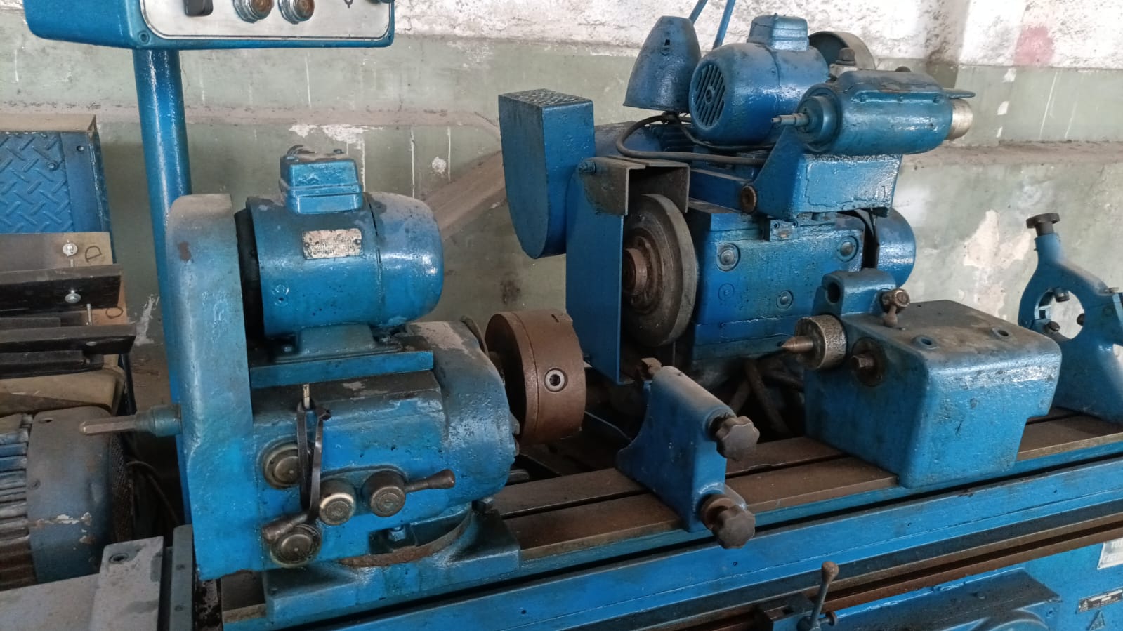 Retífica Cilíndrica Universal TOS Hostivar TYO 2Ud 750 Ø300 x 1000 mm - Imagem 2